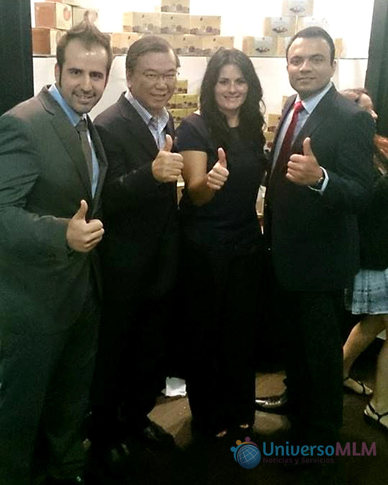 Óliver y Rebeca, junto al director de marketing, Mr. Jijith y el fundador, Lim Siow