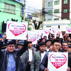 Gente en Bolivia manifestandose a favor de PayDiamond