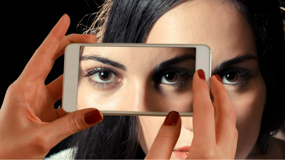 Utilizando una simple fotografía puedes maquillar virtualmente tu rostro con la aplicación y probar diversos productos
