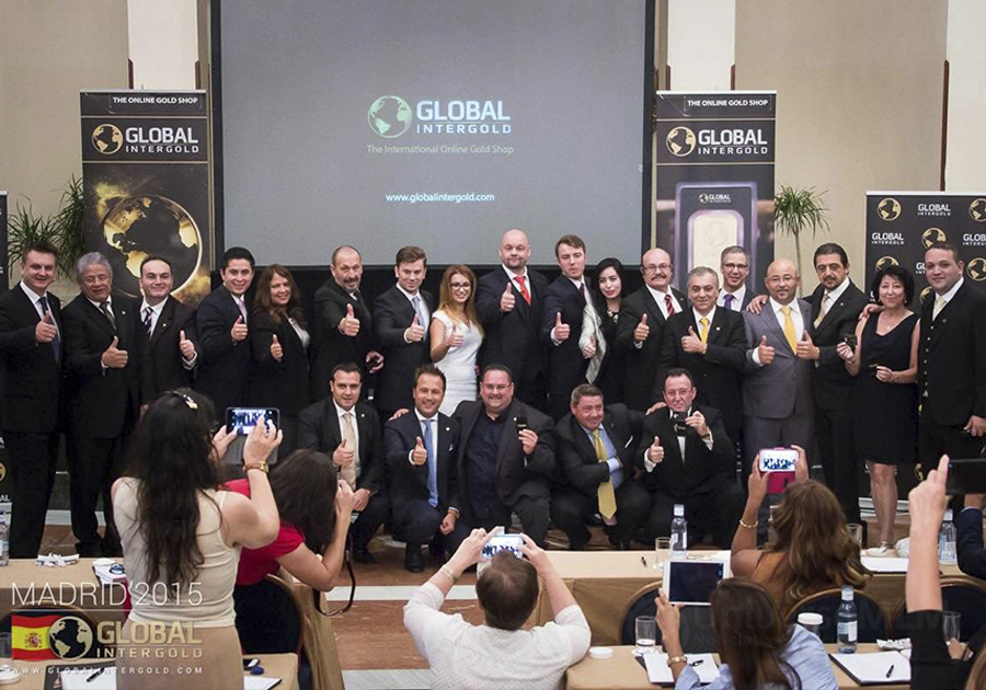 Iryna con los líderes y directivos de Global InterGold en el evento de Madrid