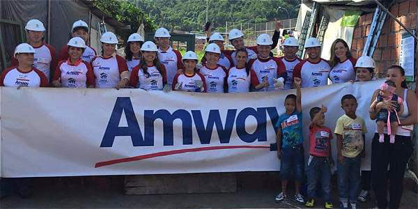 Voluntarios de Amway en un proyecto de ayuda social 
