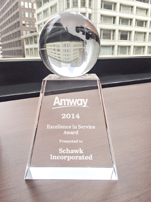 El galandón entregado por Amway en las oficinas de Schawk