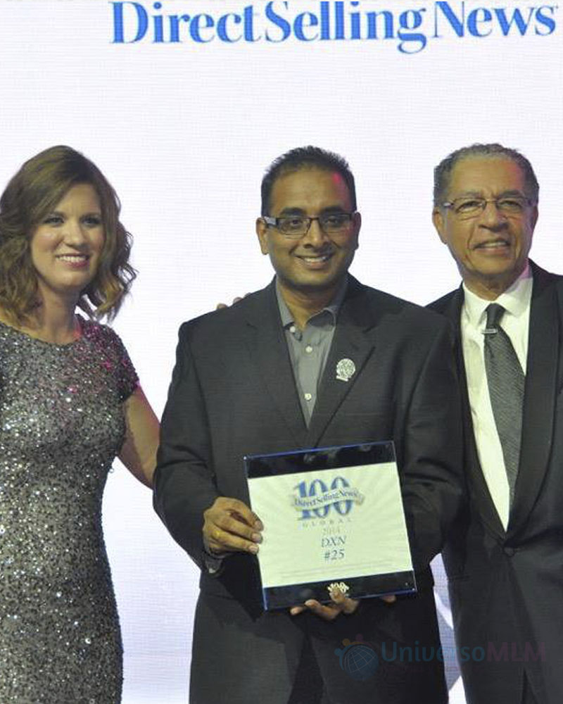 El gerente regional de Latinoamérica de DXN, Prajith Pavithran recogiendo el galardón de DSN