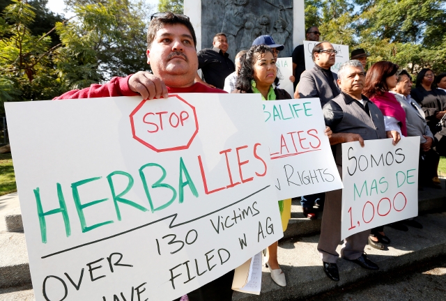 Protestas de exdistribuidores en Los Ángeles contra Herbalife.