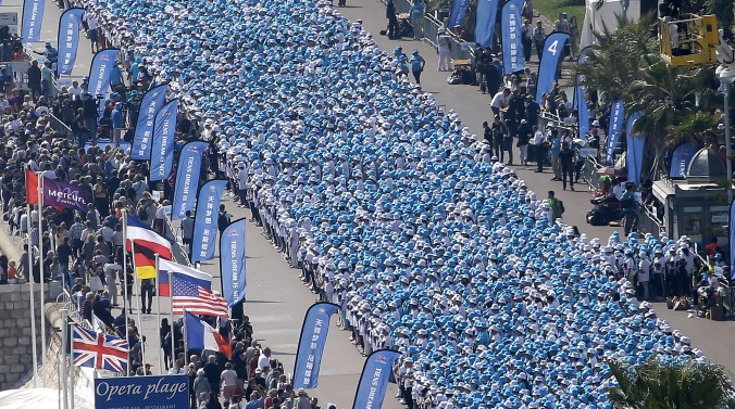 Desfile multitudinario en Francia de empleados de Tiens Group