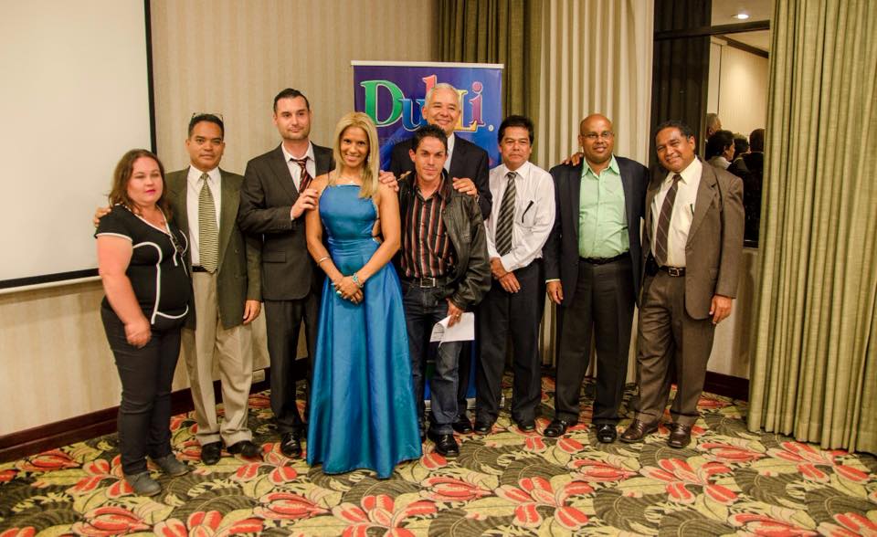 Foto de familia con líderes y otros promotores de negocio