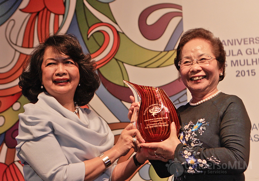 Irene Natividad (izquierda) entregando un premio a Nguyen Thi Doan, vicepresidenta de Vietnam