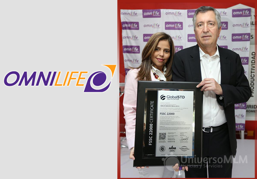 Jorge Vergara, fundador de Omnilife, con la Certificación FSSC 22000