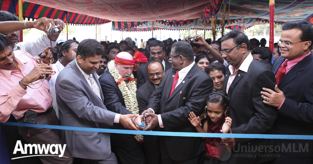 Imagen de la inauguración de una de los centros de Amway en India, con el antiguo presidente, William S. Pinckney